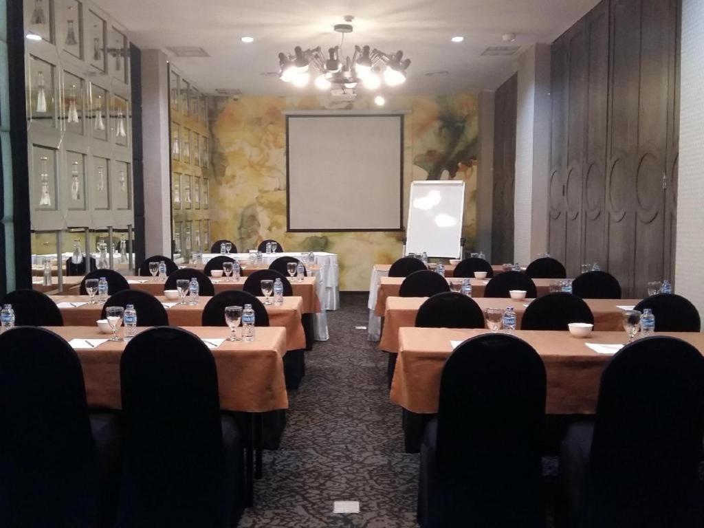Couleur Hotel Cengkareng Джакарта Экстерьер фото