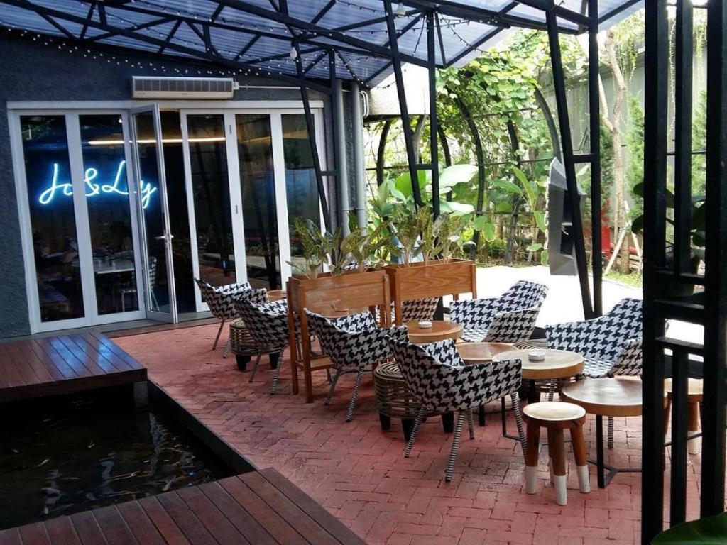 Couleur Hotel Cengkareng Джакарта Экстерьер фото